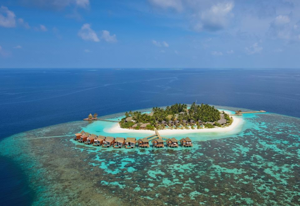 Vista aérea do Kandolhu Maldives com reef próximo da ilha