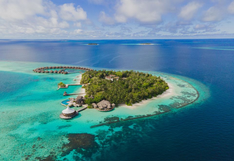 Vista do Baros Maldives com villas e lagoon nas Maldivas