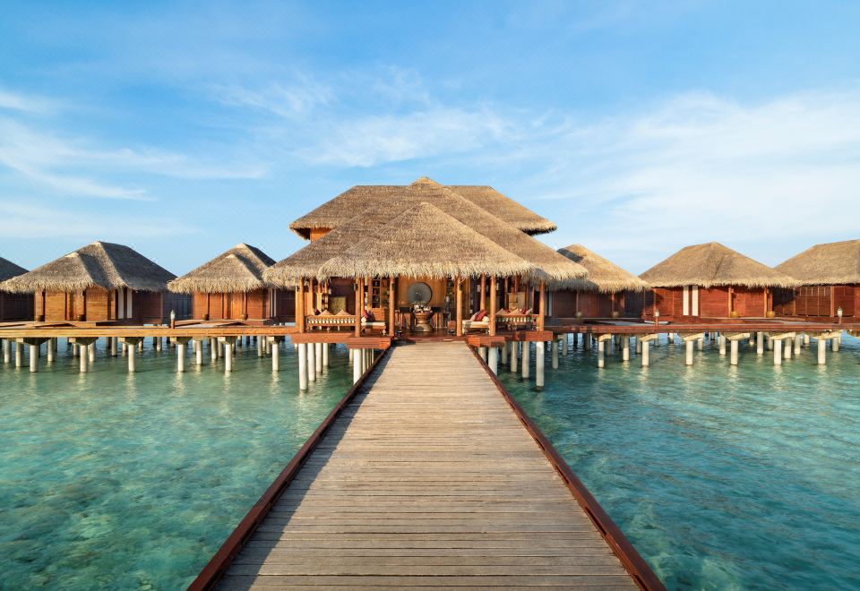 Passadiço e villas sobre a água no Anantara Dhigu Maldives Resort